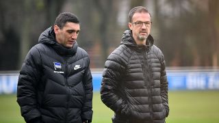 Hertha-Trainer Tayfun Korkut und Geschäftsführer Fredi Bobic unterhalten sich auf dem Trainingsgelände (imago images/Matthias Koch)