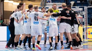 Handball-Nationalmannschaft feiert Sieg gegen Polen im Kreis (Quelle: IMAGO/Bildbyran)