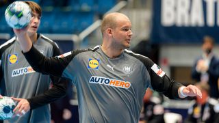 Füchse-Spieler Paul Drux beim Warmmachen im Shirt der Nationalmannschaft bei der Handball-EM (imago images/wolf-sportfoto)