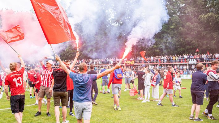 Fans des Greifswalder FC feiern den Aufstieg nach dem Sieg gegen Zehlendorf