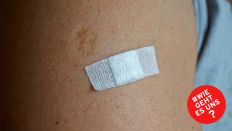 Auf der Einstichstelle einer Corona-Impfung klebt ein kleines Pflaster (Bild: imago images/MiS)