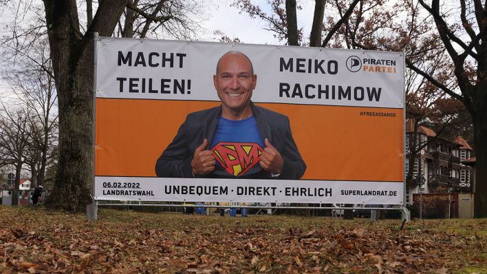 Archivbild: Meiko Rachimow Piraten auf einem Wahlplakat für die Landratswahl im Landkreis Potsdam-Mittelmark. (Quelle: imago images/M. Müller)
