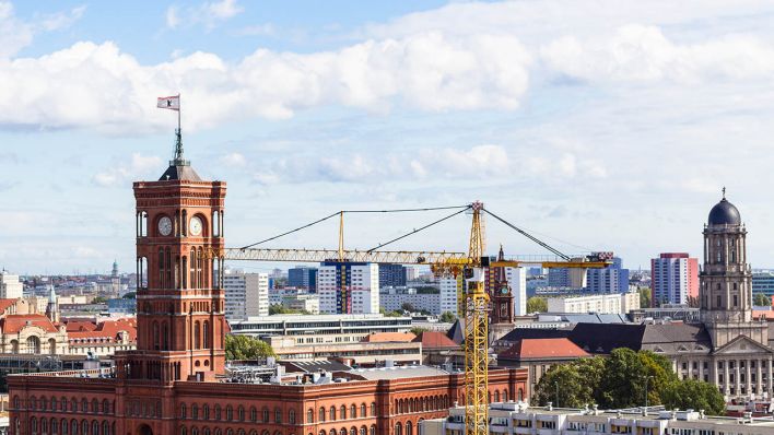 Berlin-Mitte, Blick auf das Rote Rathaus (Quelle: imago images/Vvoennyy)
