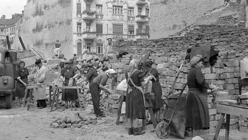 Archivbild: Trümmerfrauen helfen beim Bau auf der Stalinallee, heute Karl-Marx-Allee in Berlin Friedrichshain. (Quelle: imago images/frontalvision.com)