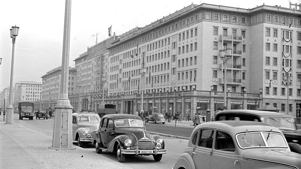 Archivbild: Stalinallee 1953 zwischen Marchlewskistrasse und Koppenstrasse, heute Weberwiese auf der Karl-Marx-Allee. (Quelle: imago images/H. Blunck).