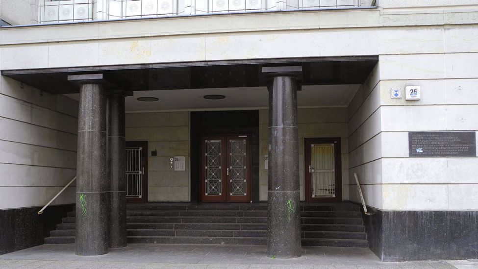 Archivbild: Eingang zum Hochhaus Weberwiese, errichtet 1951/52 nach Entwürfen eines Kollektivs unter Leitung von Hermann Henselmann. (Quelle: imago images/PEMAX)