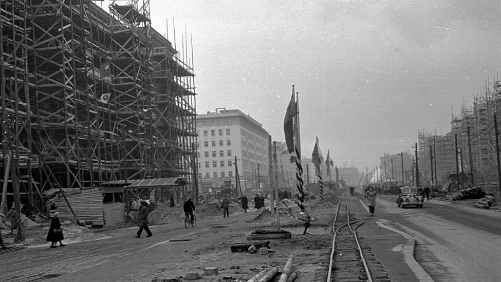 Archivbild: Berliner Karl-Marx-Allee früher Stalinallee, Höhe U-Bahnhof Marchlewskistrasse heute Weberwiese. (Quelle: imago images/H. Blunck)