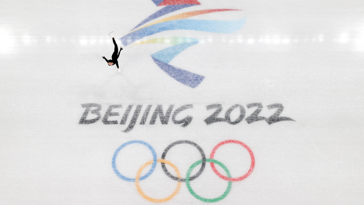 Eine Eiskunstläuferin trainiert vor dem Start der Olympischen Winterspiele in Peking. Quelle: imago images/Xinhua