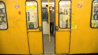 BVG-Sprecher Jannes Schwentu trägt in einer U-Bahn der BVG eine FFP2-Maske. (Bild: rbb)