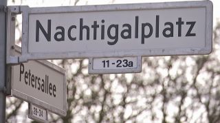 Straßenschild des Nachtigalplatzes in Berlin-Wedding, benannt nach Gustav Nachtigal. (Bild: rbb)