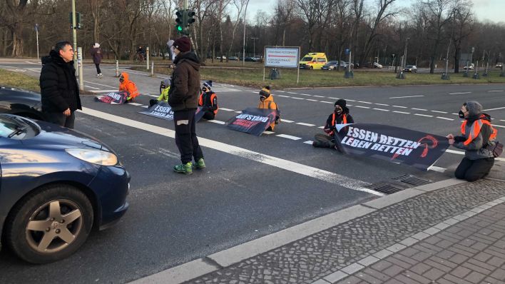 Demonstranten blockieren die Seestraße in Berlin-Wedding. (Quelle: rbb)