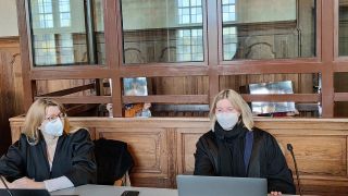 Zwei Angeklagte sitzen in einem Prozess um Zwangsprostitution im Moabiter Kriminalgericht (Bild: rbb/Morling)