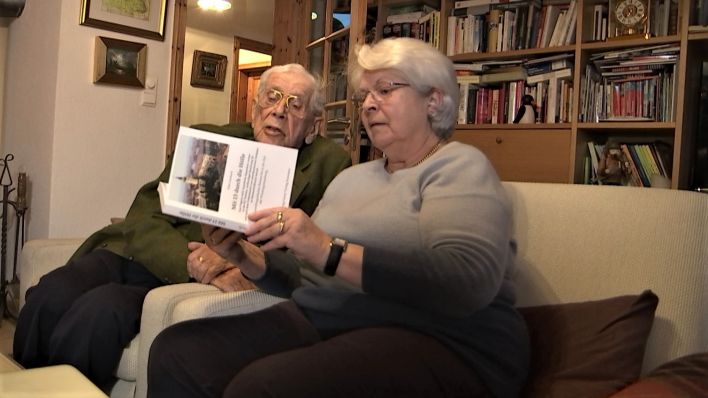 Peter Gardoesch zeigt seiner Frau ein Buch über seine Lebensgeschichte. (Quelle: rbb)