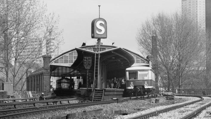 S-Bahn auf der Stadtbahn in Berlin zwischen Jannowitzbrücke und Alexanderplatz. (Quelle: Historische Sammlung der Deutschen Bahn AG)