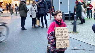 Physikstudentin Isi mit ihrem "protest of one" in Berlin-Prenzlauer Berg (Quelle: rbb/Maico Riegelmann)
