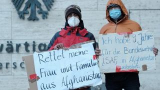Abu und Ahmad Toran demonstrieren vor dem Auswärtigen Amt in Berlin-Mitte für die Rettung ihrer Familie in Masar-i-Sharif und für die Evakuierung aller afghanischen Ortskräfte, die für die Bundeswehr gearbeitet haben. (Quelle: Xiaofu Wang)