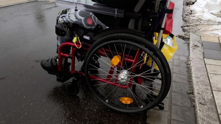 Bordsteinkanten machen Rollstuhlfahrern in Lübbenau das Leben schwer. (Quelle: rbb/Daniel Friedrich)