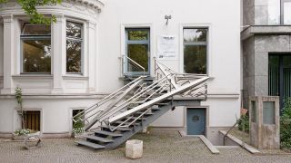 Archivbild: Die Eingangstreppe zur Galerieetage des Haus am Lützowplatz. 1988 entworfen von dem Berliner Bildhauer Volkmar Haase. (Quelle: hal-berlin.de/M. Schneider)