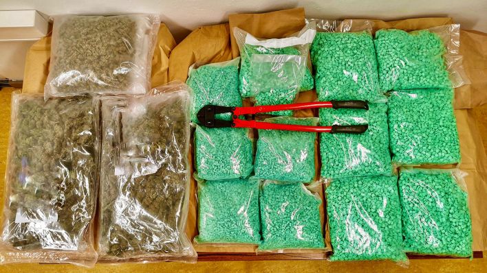 68.000 von der Berliner Polizei beschlagnahmte Ecstasy-Pillen und Säcke voller Cannabis. (Quelle: twitter/Polizei Berlin)