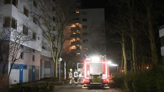 Ein Löschfahrzeug der Berliner Feuerwehr ist erneut nach einem Kellerbrand zur Hochhaussiedlung in Berlin-Staaken ausgerückt. Quelle: Morris Pudwell