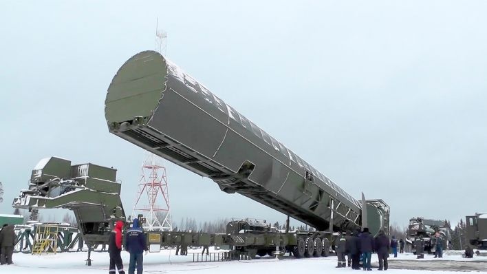Dieses am 01.03.2018 vom russischen Fernsehsender RU-RTR via AP zur Verfügung gestellte Standbild zeigt eine neue nuklear bestückbare Sarmat-Interkontinentalrakete. (Quelle: dpa/RU-RTR Russian Television)