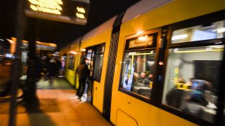 Symbolbild: Eine Straßenbahn auf der Linie M10 hält am 23.03.2018 an der Haltestelle Frankfurter Tor. (Quelle: dpa/Christophe Gateau)