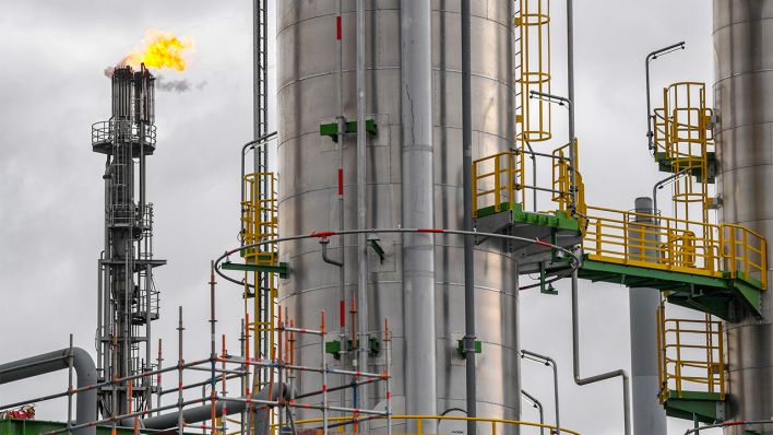 Überschüssige Gase werden an einer Fackel im Werk der PCK Raffinerie GmbH in Schwedt am 26.03.2019 abgebrannt. (Quelle: dpa/Patrick Pleul)