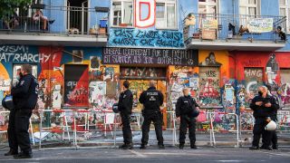 Polizeibeamte stehen am Morgen vor dem Haus Nr. 94 in der Rigaer Straße in Berlin-Friedrichshain. (Quelle: dpa/Paul Zinken)