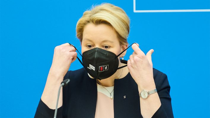 Archivbild: Franziska Giffey (SPD), regierende Bürgermeisterin von Berlin, nimmt am 01.11.2022 zur Pressekonferenz nach der Sitzung des Berliner Senats, ihren Mund-Nasen-Schutz ab. (Quelle: dpa/Annette Riedl)