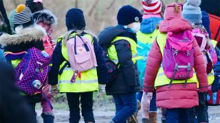 Schüler einer ersten Klasse einer Berliner Grundschule folgen am 28.01.2022 bei einem Klassenausflug an einem Januartag ihrer Lehrerin. (Quelle: dpa/Wolfram Steinberg)