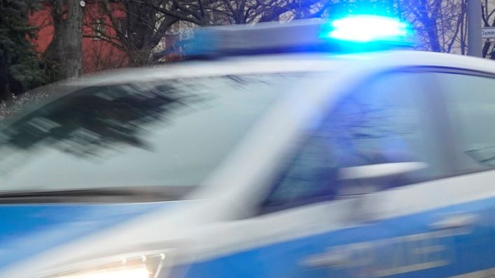 Ein Polizeiauto bei einer Einsatzfahrt mit Blaulicht. (Quelle: Thomas Bartilla/Geisler-Fotopres)