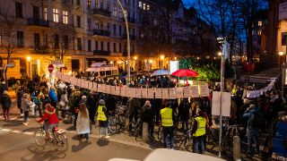 Menschen stehen am 14.02.2022 bei einer Kundgebung vor der Gethsemanekirche. (Quelle: dpa/Christophe Gateau)