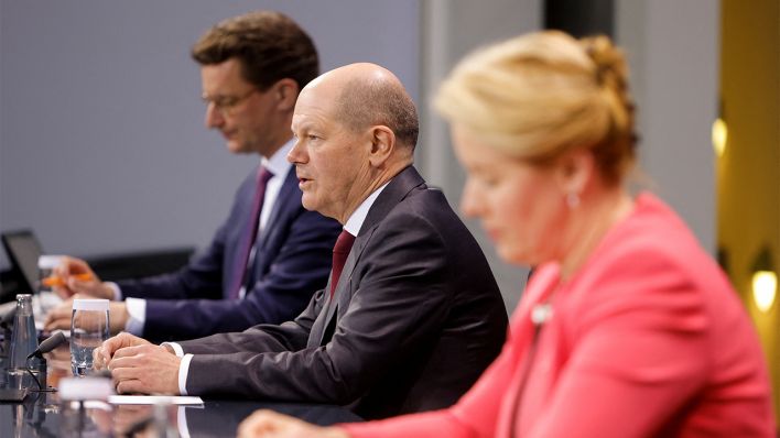 Bundeskanzler Olaf Scholz (SPD, M), der nordrhein-westfälische Ministerpräsident Hendrik Wüst (CDU, l) und die Berliner Bürgermeisterin Franziska Giffey (SPD) am 16.02.2022. (Quelle: dpa/Michele Tantussi)