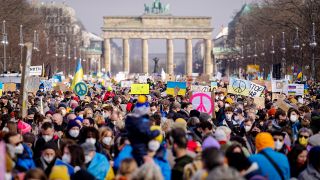 Demonstranten protestieren am 27.02.2022 vor dem Brandenburger Tor gegen den Krieg in der Ukraine. (Quelle: dpa/Kay Nietfeld)