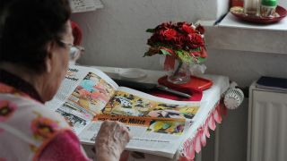 Symbolbild: Eine alte Frau liest eine Zeitung, fotografiert am 11.07.2012 in Berlin. (Quelle: dpa/Jens Kalaene)