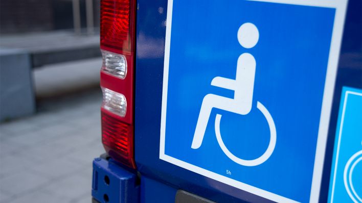 Symbolbild: Ein als Behindertenfahrzeug gekennzeichnetes Auto, aufgenommen am 29.03.2014 in Hamburg. (Quelle: dpa/Andrea Warnecke)