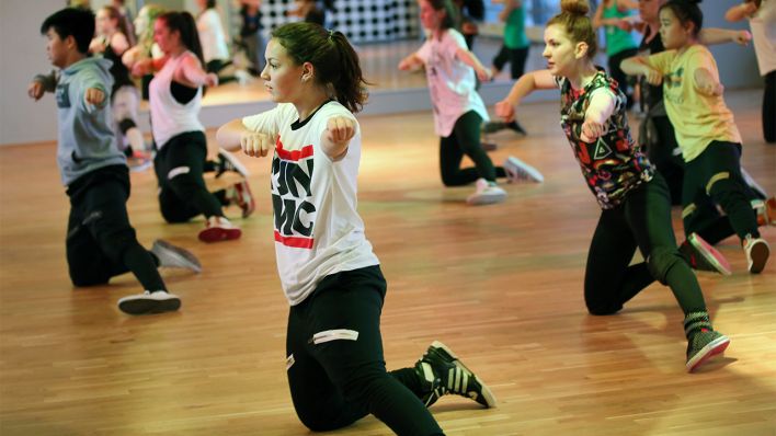 Symbolbild: In einem HipHop-Kurs ist die 15-jährige Isa am 12.03.2015 in einer Tanzschule in Rostock mit den anderen Kursteilnehmern in Aktion. (Quelle: dpa/Bernd Wüstneck)