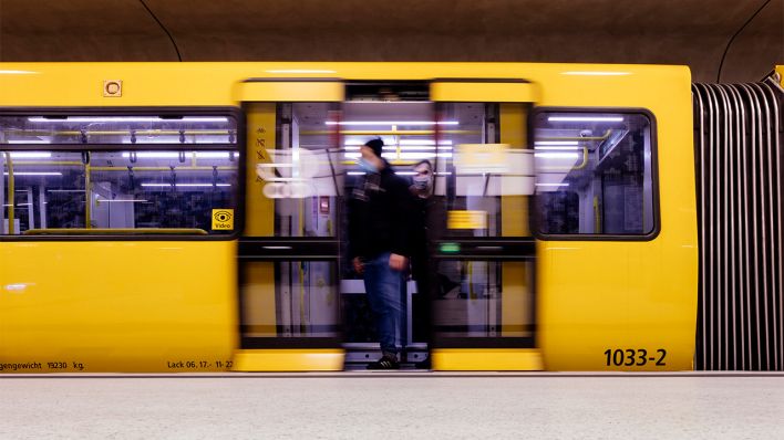 Menschen steigen aus einer U-Bahn der BVG aus (Bild: dpa/Christoph Hardt)