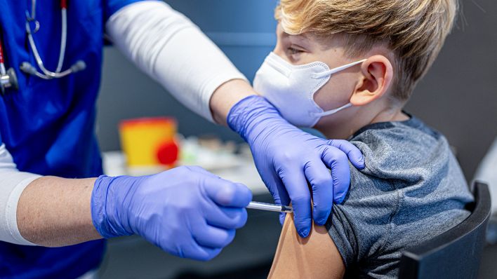 Ein Junge wird gegen das Coronavirus geimpft (Bild: dpa/Moritz Frankenberg)