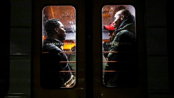 Männer aus Kamerun reisen mit dem Zug aus der Ukraine nach Polen. (Quelle: dpa/B. Zawrzel)