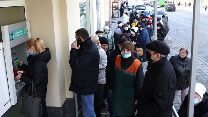 Menschen in der ukrainischen Stadt Lviv stehen vor einem Bankautomaten schlange. (Quelle: dpa/Shimbun)