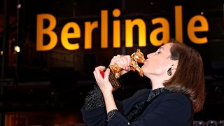 Carla Simon mit dem großen Preis der Berlinale - dem goldenen Bären - für ihren Film Alcarràs. (Quelle: imago images/F. Kern)
