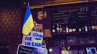 Eine Ukrainische Flagge und ein Schild mit der Aufschrift <<We stand for Ukrain>> hängen an der Bar. (Quelle: rbb/Oberwalleney)