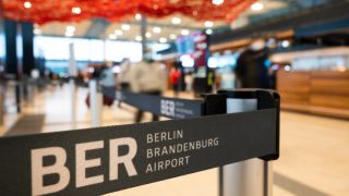 m Terminal 1 am Flughafen Berlin Brandenburg ist ein Absperrband mit der Aufschrift “BER - Berlin Brandenburg Airport”. Zum Start der Weihnachtsferien werden am Flughafen BER viele Fluggäste erwartet. (Quelle: Christophe Gateau/dpa)