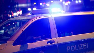 Polizeiwagen mit eingeschaltetem Blaulicht (Bild: dpa/Dennis Duddek/Eibner Pressefoto)