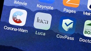 Das Startsymbol einer Luca-App ist neben den Symbolen von Corona-Warn-App und CovPass App auf einem Bildschirm eines Smartphones dargestellt. (Quelle: dpa/Bernd Weißbrod)