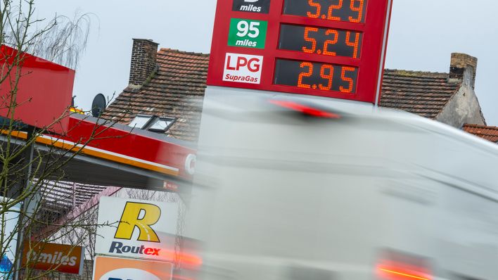 An einer elektronischen Anzeigesäule an einer Tankstelle unweit der deutsch-polnischen Grenze werden die aktuellen Spritpreise in Polnischen Zloty (PLN) angezeigt. (Quelle: dpa/Monika Skolimowska)