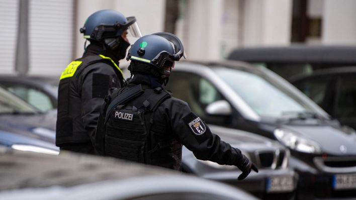 Symbolbild: Polizisten in Berlin (Quelle: dpa/Christophe Gateau)