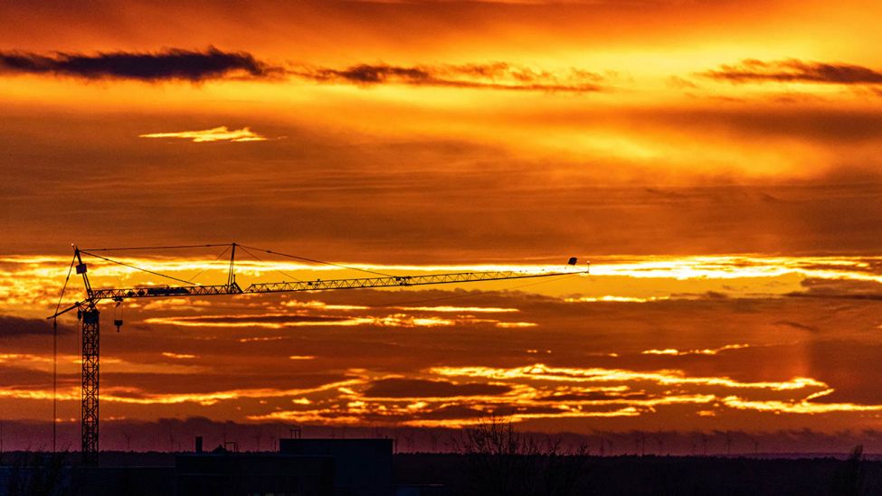 Farbenprächtig geht die Sonne in Cottbus bei aktuell geringer Windstärke unter. (Quelle: dpa/Frank Hammerschmidt)