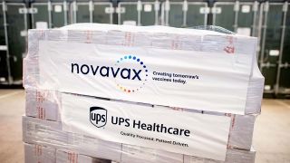 Der Corona-Impfstoff Nuvaxovid von Novavax wird in gekühlten Containern zwischengelagert. (Quelle: dpa/Hauke-Christian Dittrich)